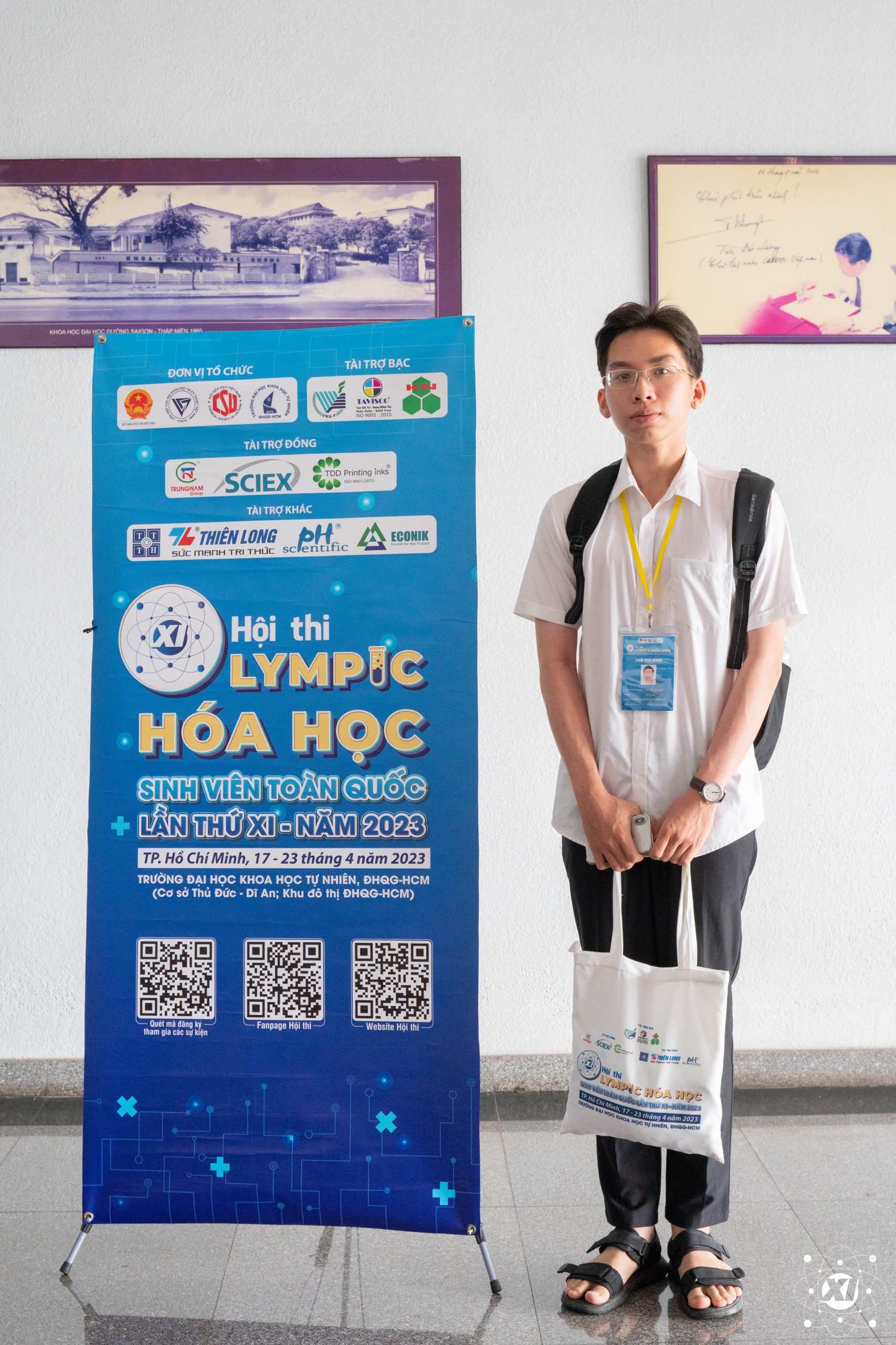Thí sinh Nguyễn Đình Bảo đến từ Trường Đại học Bách Khoa, ĐHQG - HCM là thí sinh đầu tiên ra khỏi phòng thi.