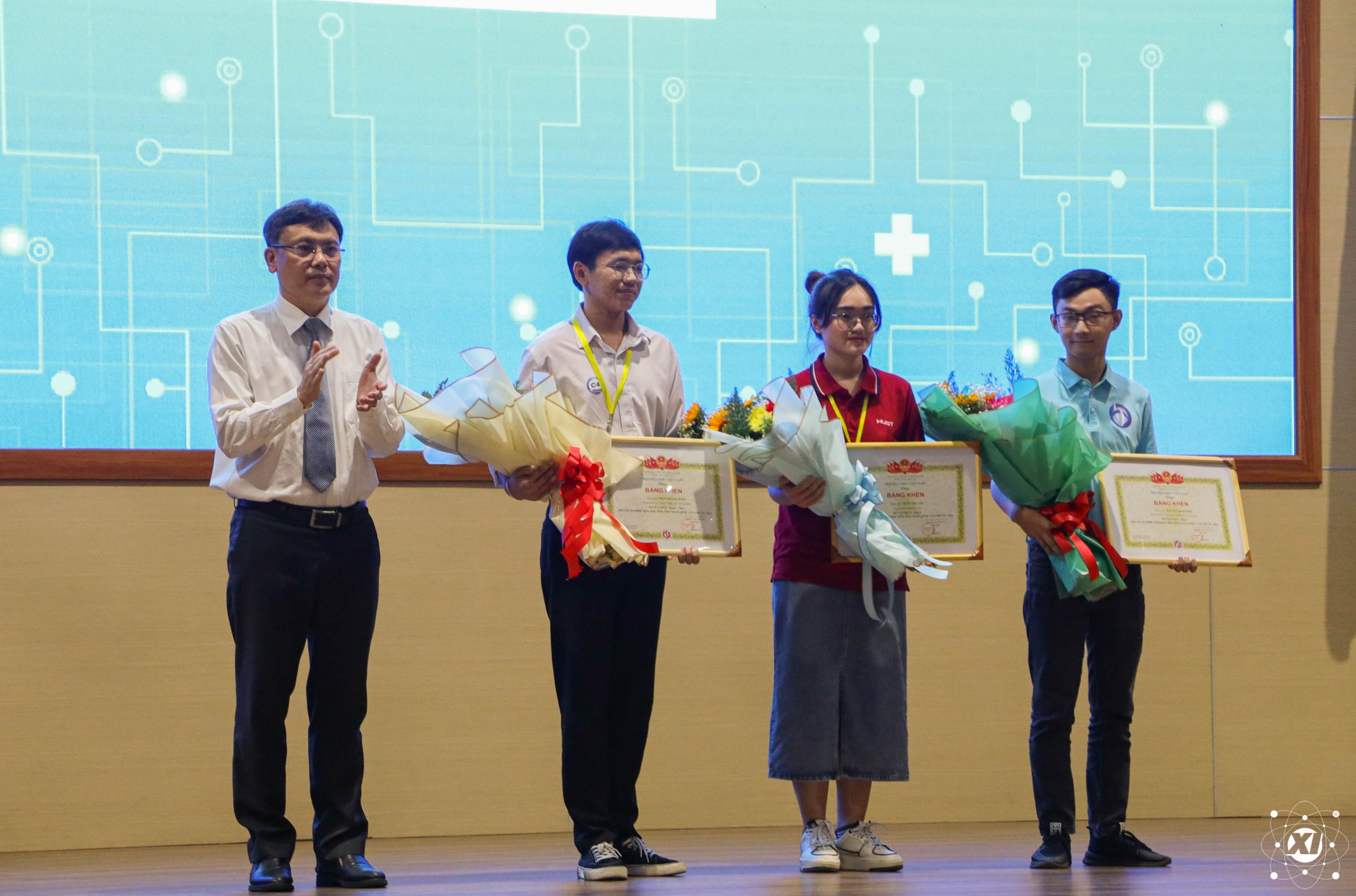 PGS.TS. Nguyễn Minh Tâm - phó giám đốc ĐHQG - HCM trao giải cho các thí sinh cao điểm nhất 3 bảng A, B, C